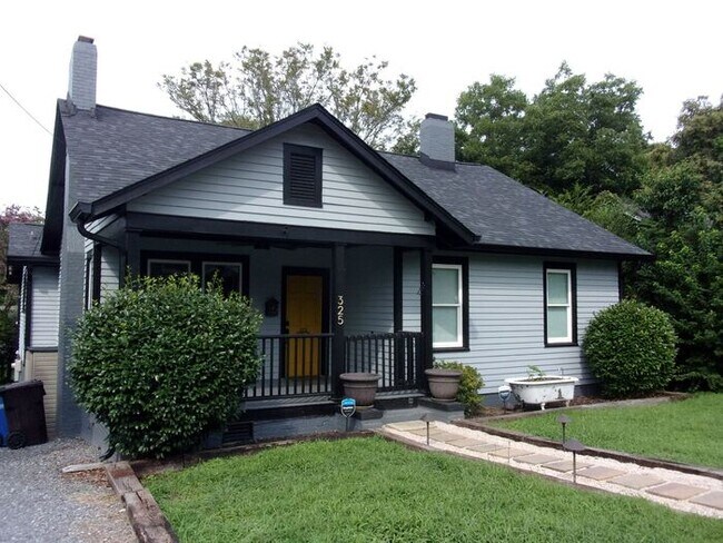 Foto del edificio - 4 Bedroom 2 Bath Home Blocks to Downtown R...