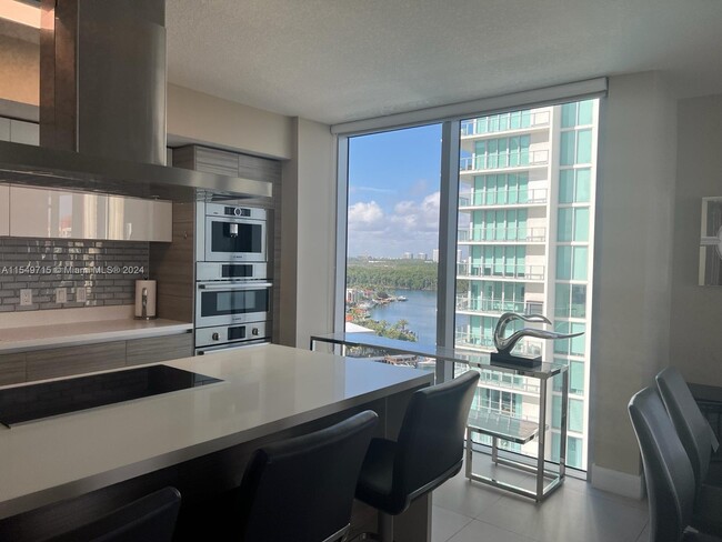 Foto del edificio - 300 Sunny Isles Blvd