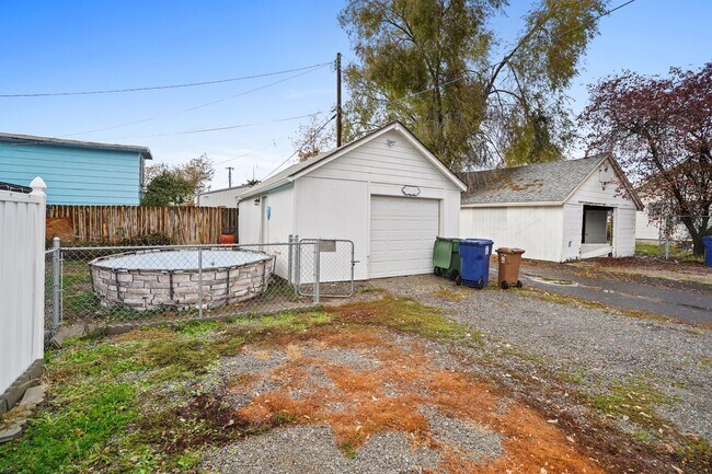 Building Photo - 1327 E Walton Ave