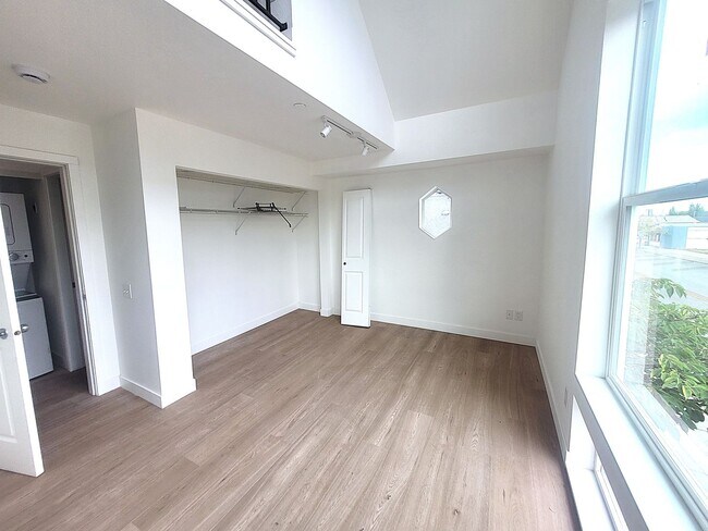 Foto del edificio - NEWLY Renovated Spacious 1 bedroom unit wi...