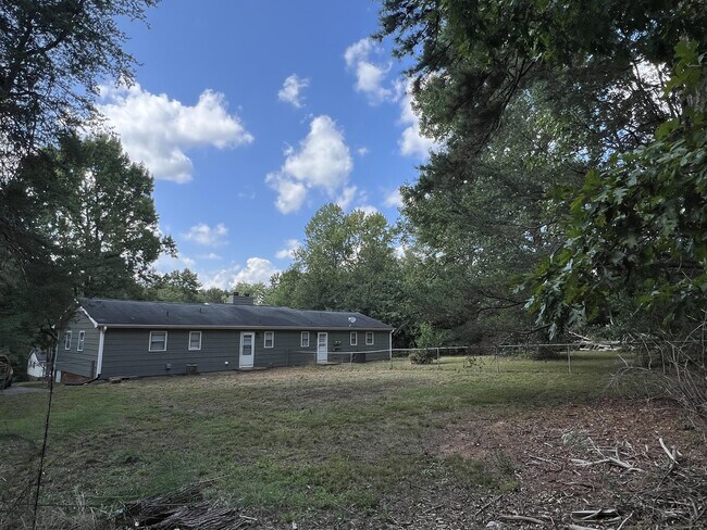 Building Photo - 307 Woodsong Dr
