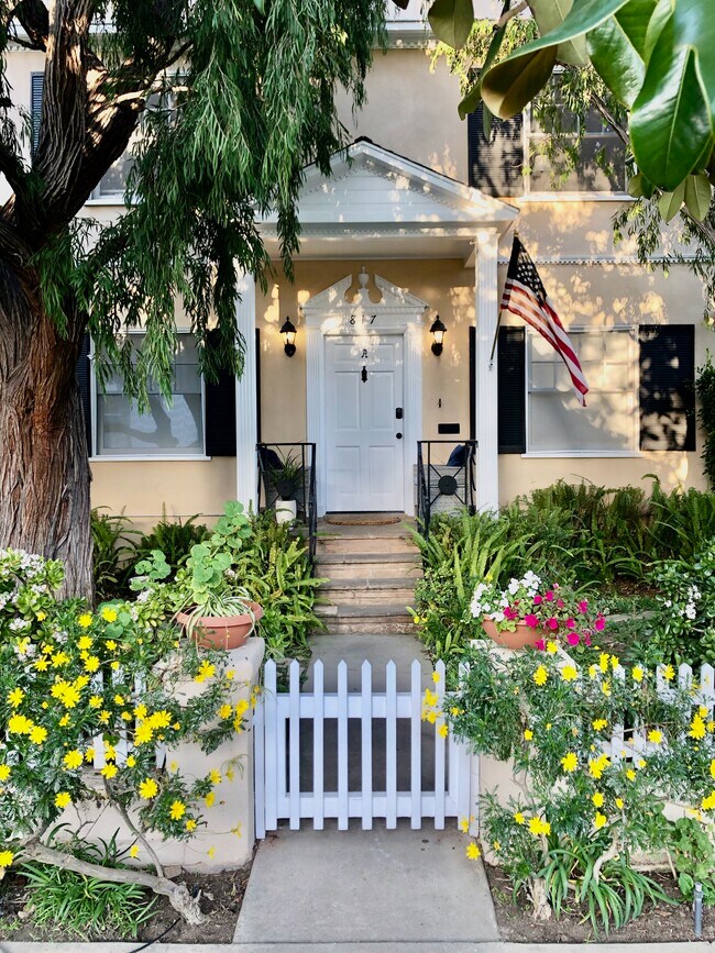 Private entrance from the street, gated garden - 817 6th St