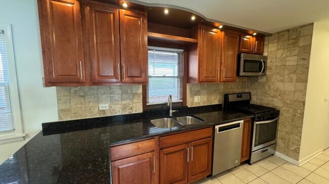 Foto del edificio - 3 bedroom in CHICAGO IL 60630
