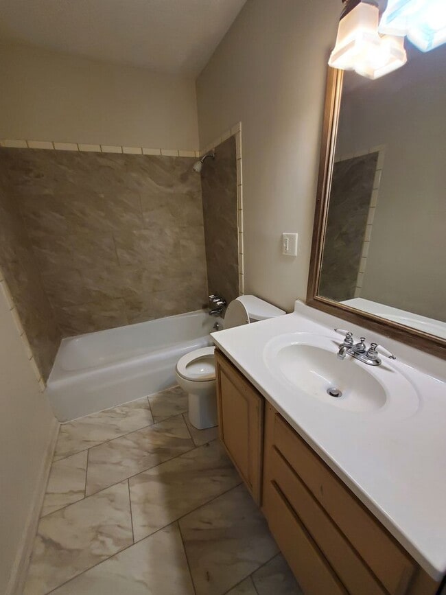 Building Photo - Spacious Four Bedroom Two Bath Home in Ben...