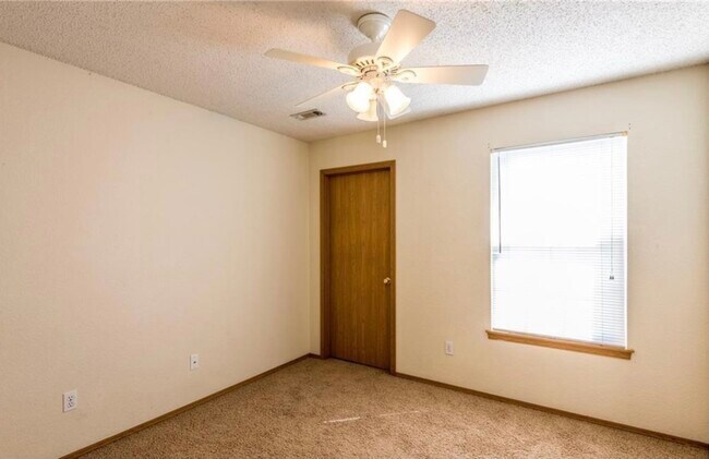 Dormitorio - 887 N Daisy Ln
