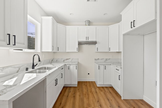 Building Photo - 3045 S Bronson Ave