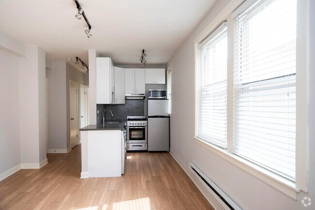 Building Photo - 515 W Belmont Ave