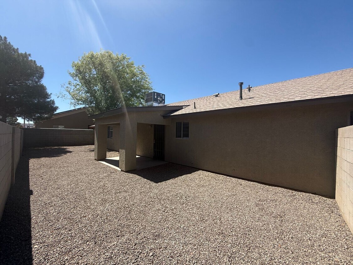 Building Photo - 3 Bedroom 2 Bathroom Home