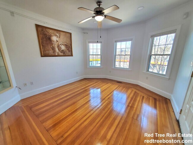 Foto del edificio - 202 Hyde Park Ave