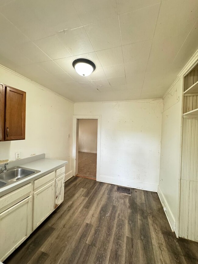 Building Photo - 313 E Ewing Ave
