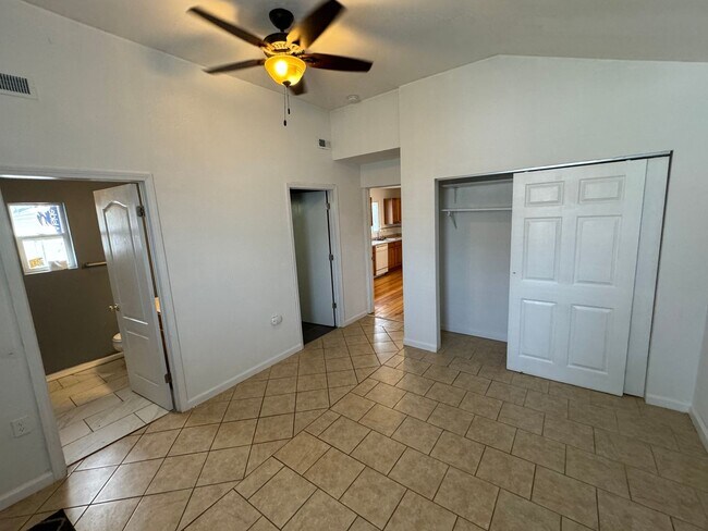 Foto del edificio - Cozy 2 BR 1 BA in Bevo Mills off Holly Hil...