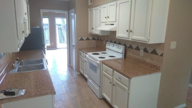 Foto del edificio - 2429 Miramar Ct