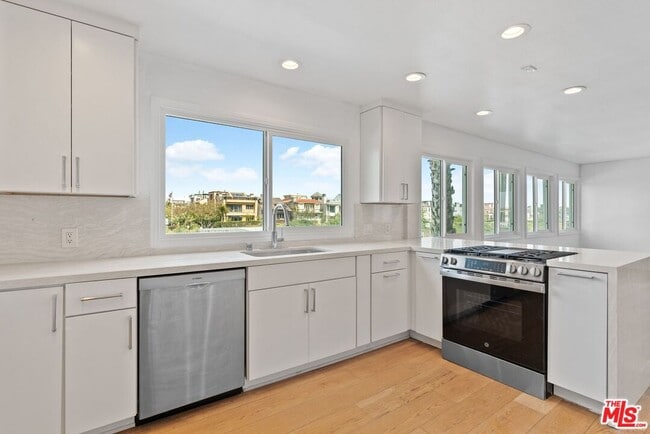 Building Photo - 29 Lighthouse St