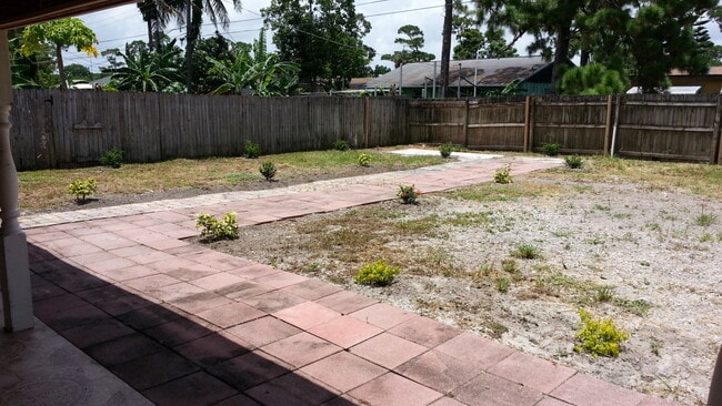 Building Photo - 5653 Coconut Rd
