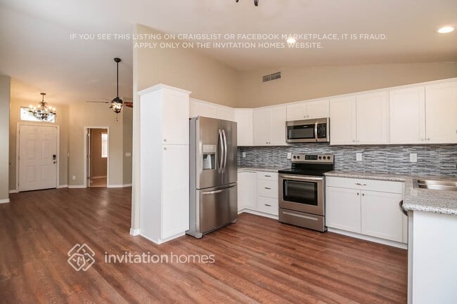 Building Photo - 30737 N Royal Oak Way