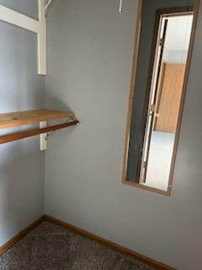 Building Photo - DUPLEX! 2 Bedroom 2 bathroom!