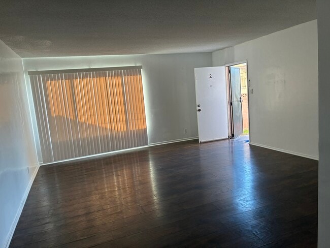 Building Photo - 410 E 82nd St