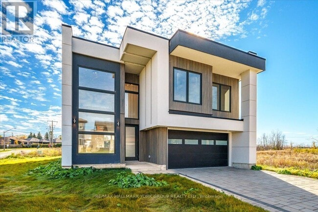 Building Photo - 3743 Sunbank Cres