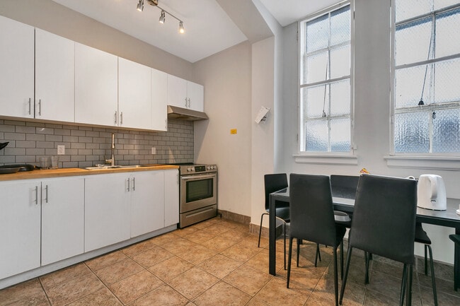 Building Photo - Private Room for Rent!