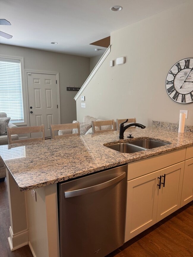Building Photo - Eagle Ridge Townhome - Furnished Unit - Op...