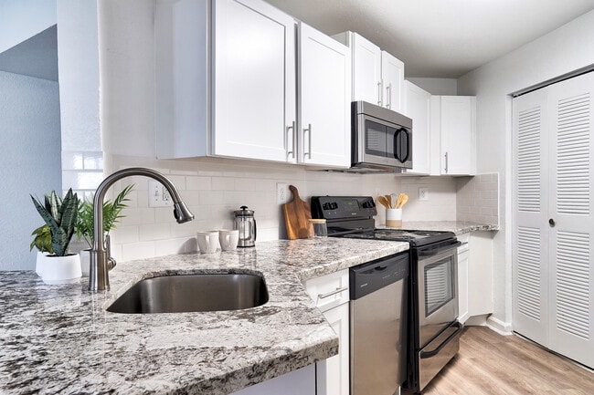 Building Photo - Emerald Palms Apartment Homes