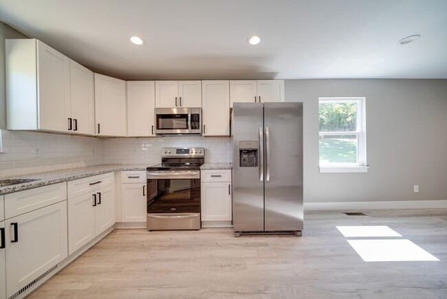 Building Photo - BRAND NEW 3 BR/2.5 BA Duplex for Rent in L...