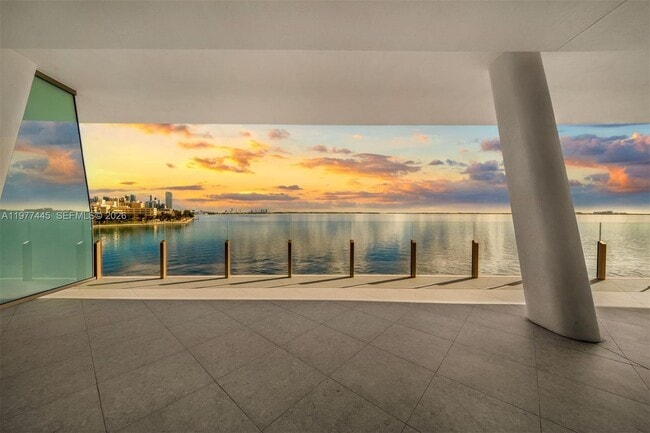 Foto del edificio - 5 Grove Isle Dr