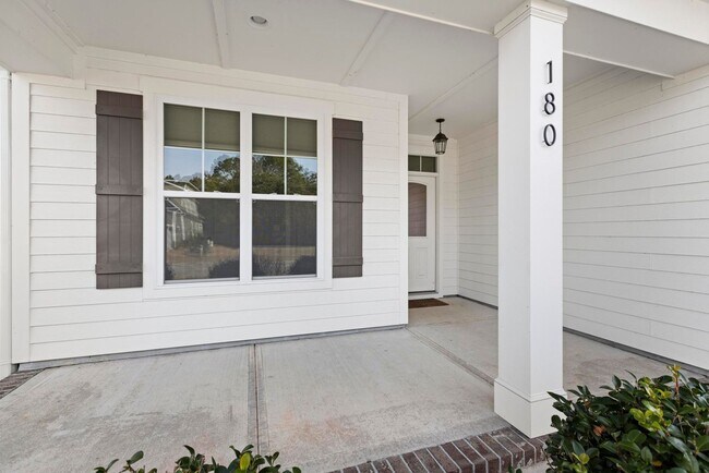 Foto del edificio - Summerhouse on Everett Bay Home Available!