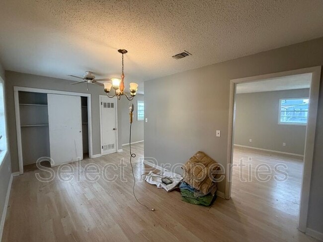 Building Photo - 3200 Meador Rd