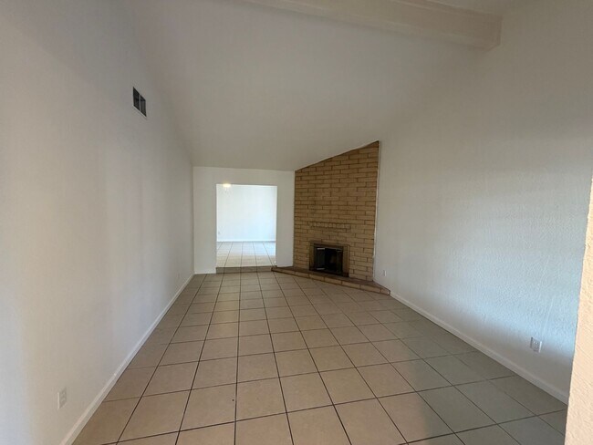 Foto del edificio - 2358/60 Imran Drive
