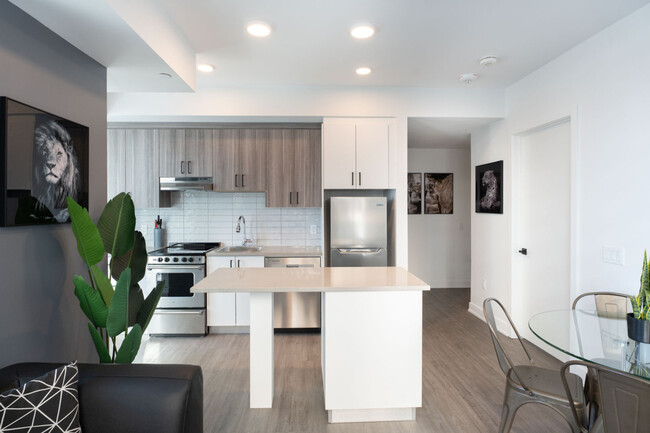 Building Photo - 90 Champagne Ave S