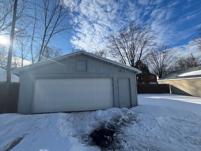 Foto del edificio - Click the “Apply Now” button or email wapmrentals@gmail.com for a prompt response.