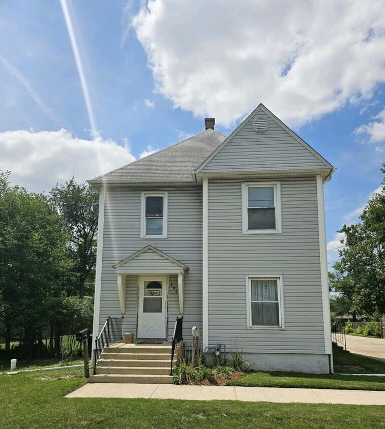 401 S Briggs St Unit 2, Joliet, IL 60433 Condo for Rent in Joliet, IL