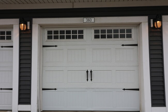 Building Photo - 360 Farmingdale Cir