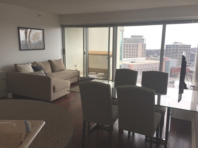 Foto del edificio - 1720 Maple Ave