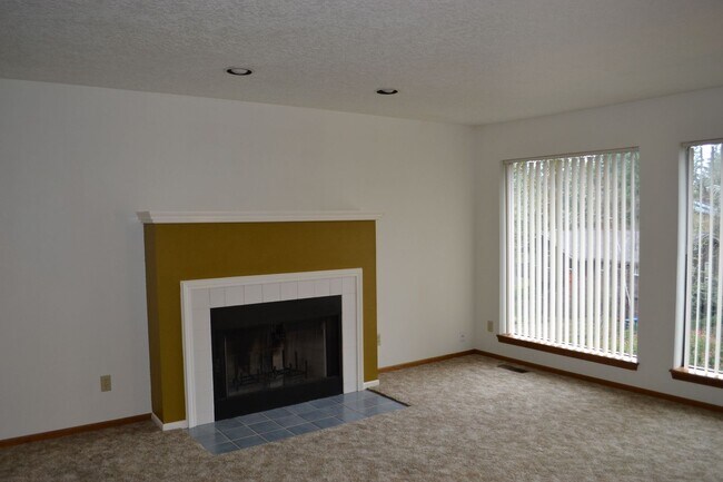 Foto del edificio - BEAUTIFUL 3 BEDROOM 3 BATH HOUSE LOCATED IN SOUTH SALEM