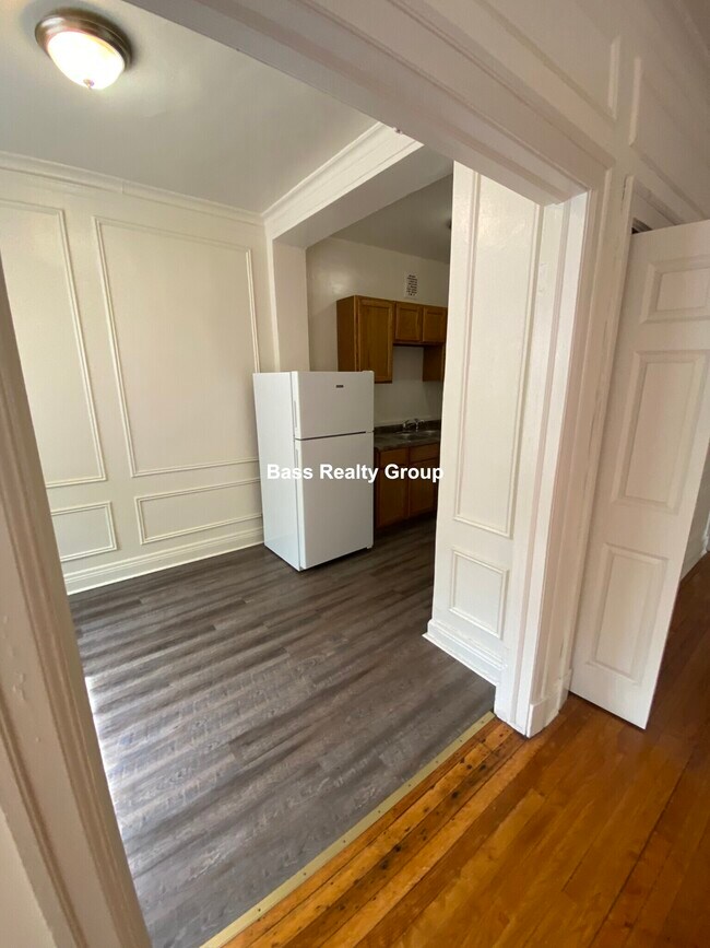 Building Photo - 1367 E 52nd St