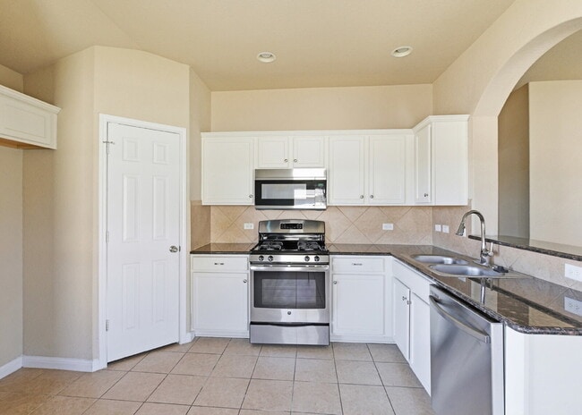 Foto del edificio - Move-In Ready 3 Bedroom Home with Granite Kitchen and Covered Patio!