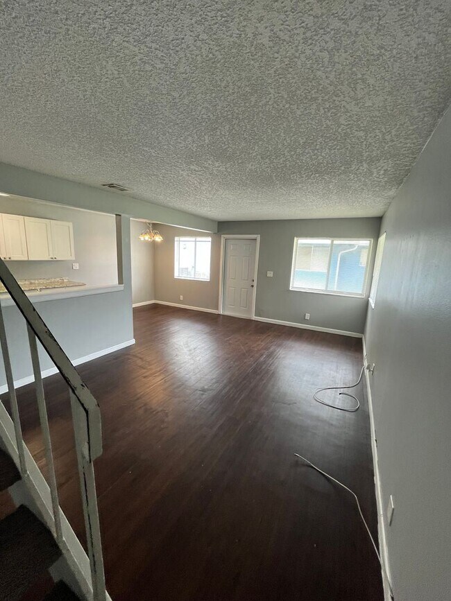 Building Photo - 2 br, 1 bath House - 804 W TIFFANY DR #3