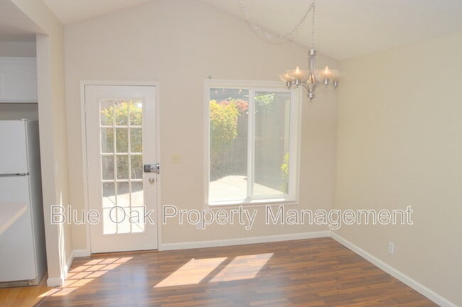 Building Photo - 20 Fairgate Ln
