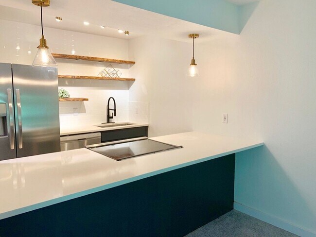 Building Photo - Beautiful 2 Bedroom Two Mile Creek Condo ; Remodeled and Updated right next to Rayback