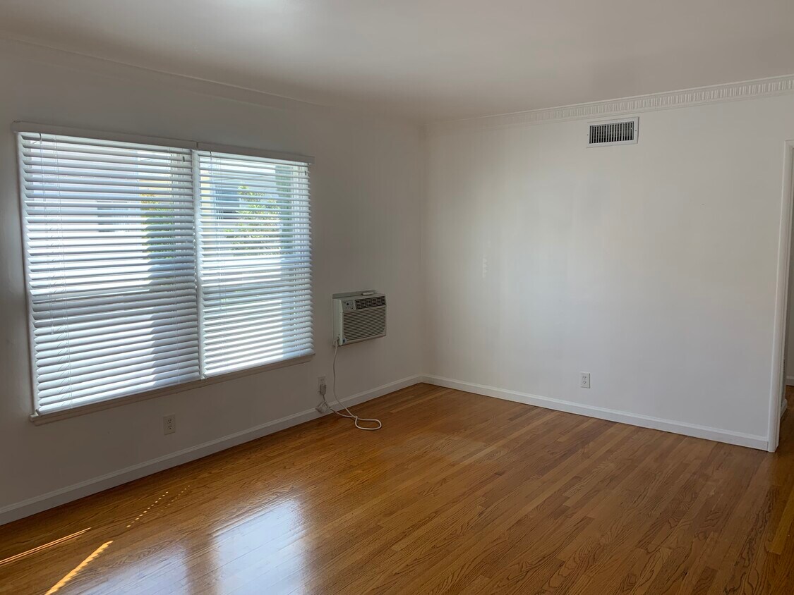 Primary Photo - 1234 N Harper Ave
