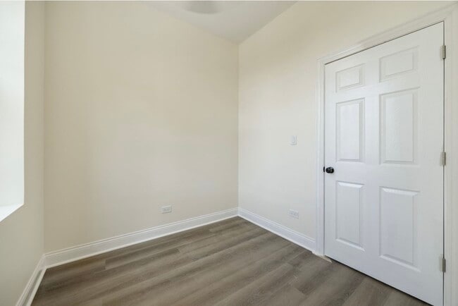 Building Photo - 5617 S Laflin St