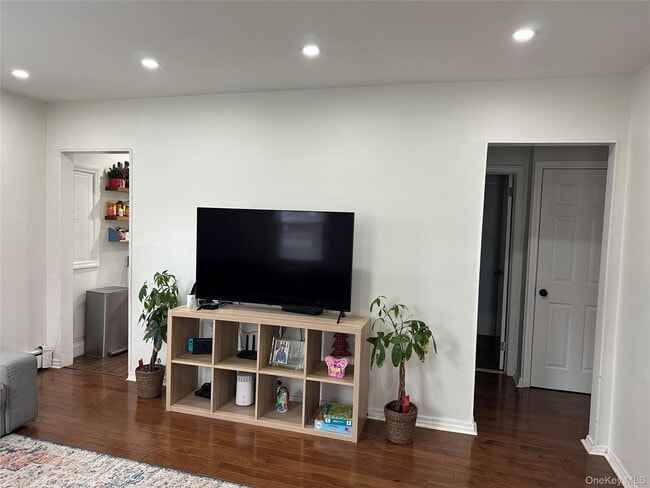 Building Photo - 15 Brook Dr