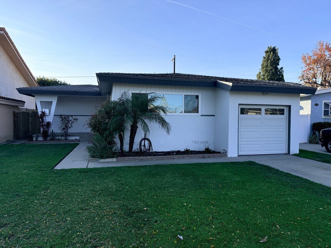 Foto principal - Three bedroom home in Long Beach available to rent now!
