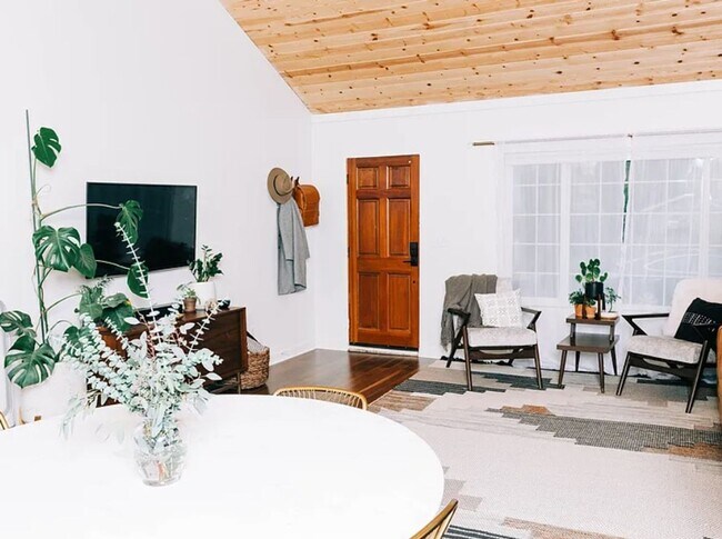 Foto del edificio - Classic Meets Modern Two-Bedroom, one bath Home in the Columbia Neighborhood