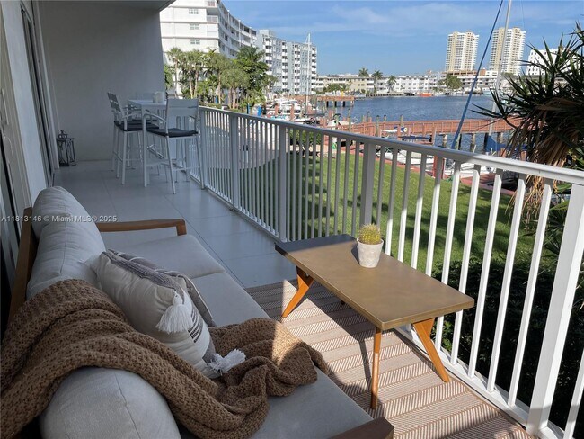 Foto del edificio - 400 Golden Isles Dr