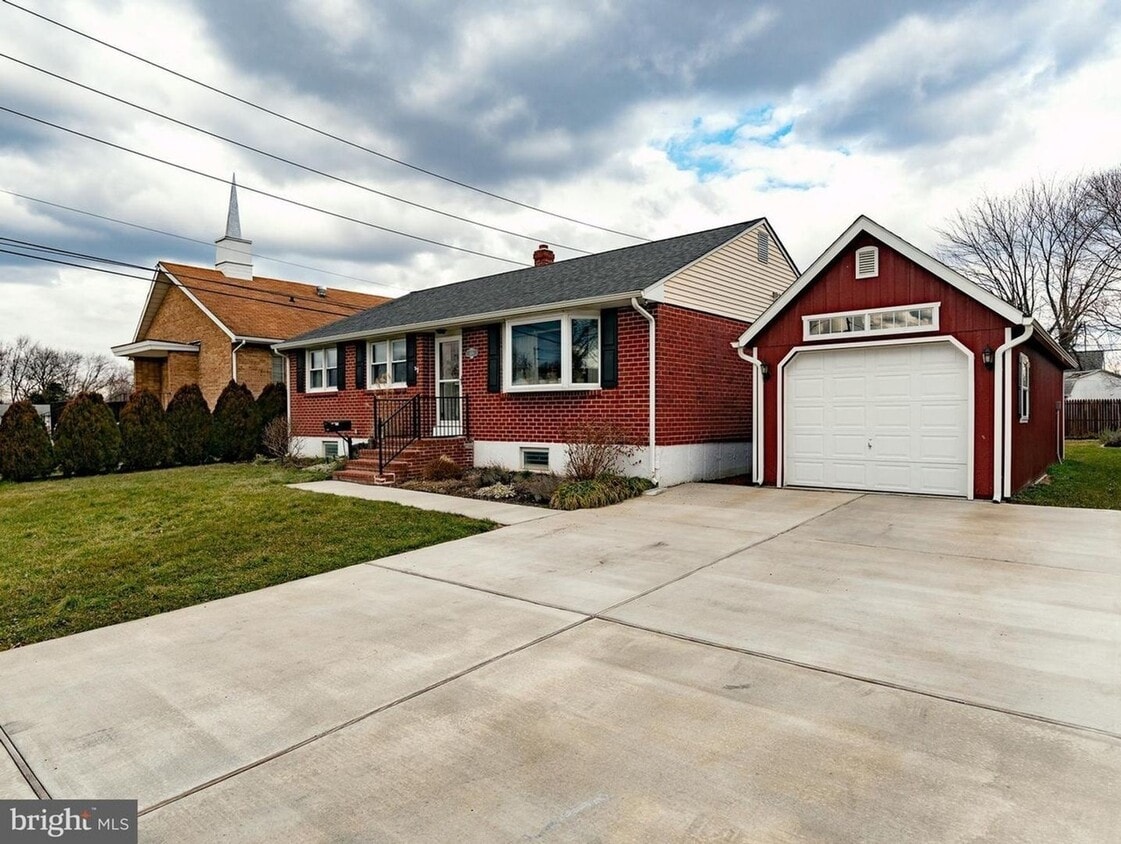 Primary Photo - Charming 3BR House in Newark
