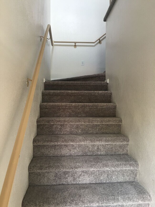 Building Photo - 2 bedroom 2 bath with 1 car garage and fir...