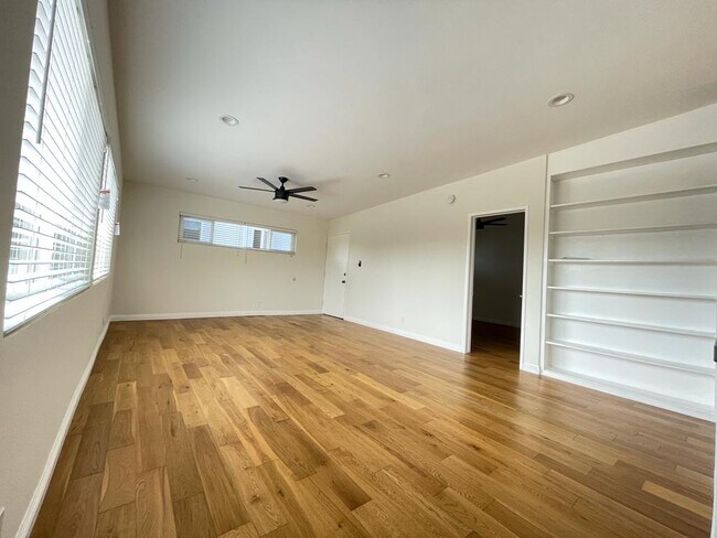 estantería en la sala de estar - 7855 W Manchester Ave